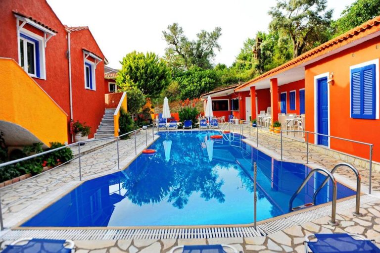 Vliho Bay pool